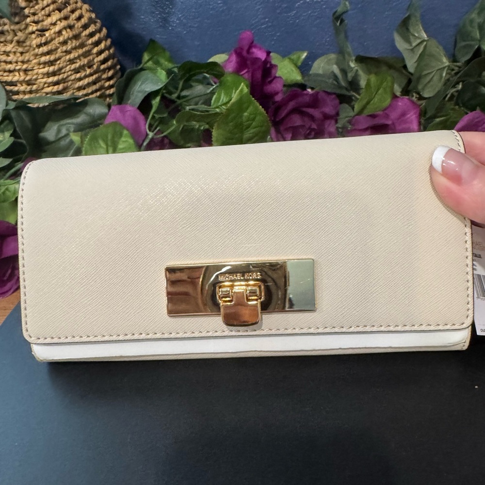 NWT Michael Kors Callie Cream Saffiano Leather Carryall Wallet
